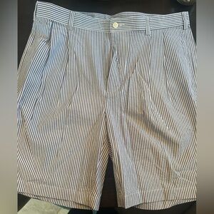 Size 36 Searsucker men’s shorts